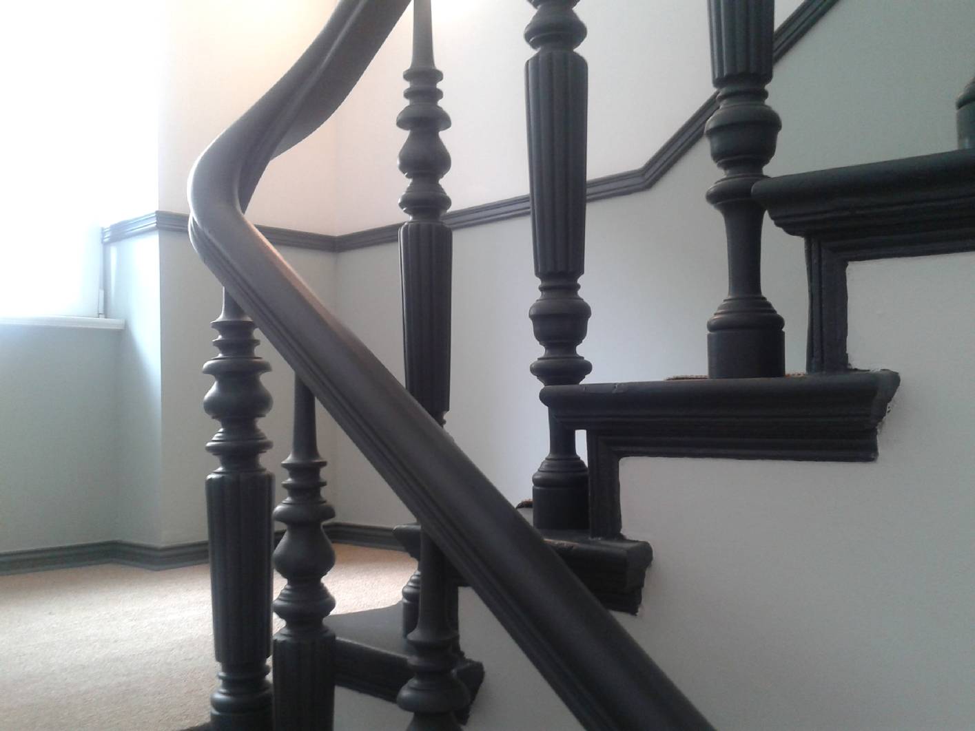 X Das Treppenhaus in Berlin Prenzlauer Berg ist sachlich, einfach aber sehr edel gestaltet. Hier wurde „nur“ die Arbeit der Maler – Firma Restaurierung und Gestaltung benötigt. Norbert Schimpf der große Erfahrungen als Restaurator in der Denkmalpflege hat, bringt die praktischen und gestalterischen Elemente gerne in Altbau –Treppenhaus an Maler und Tischler-, Fußbodenarbeiten ein.  Durch seine fundierten Kenntnisse aus der Denkmalpflege ist es dem Unternehmen Restaurierung und Gestaltung möglich die meist schadhaft überarbeiteten Untergründe richtig und dauerhaft zu sanierten.  Nicht immer und vor allem in der heutigen Zeit ist ein üppig gestaltetes Treppenhaus gewünscht. So ist es wichtig den richtigen Strich an der richten Stelle anzusetzen oder die passenden Farbtonkombinationen zu finden.